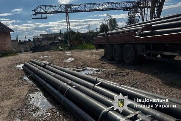 Трубы упали на грузовик: на предприятии трагически погиб водитель