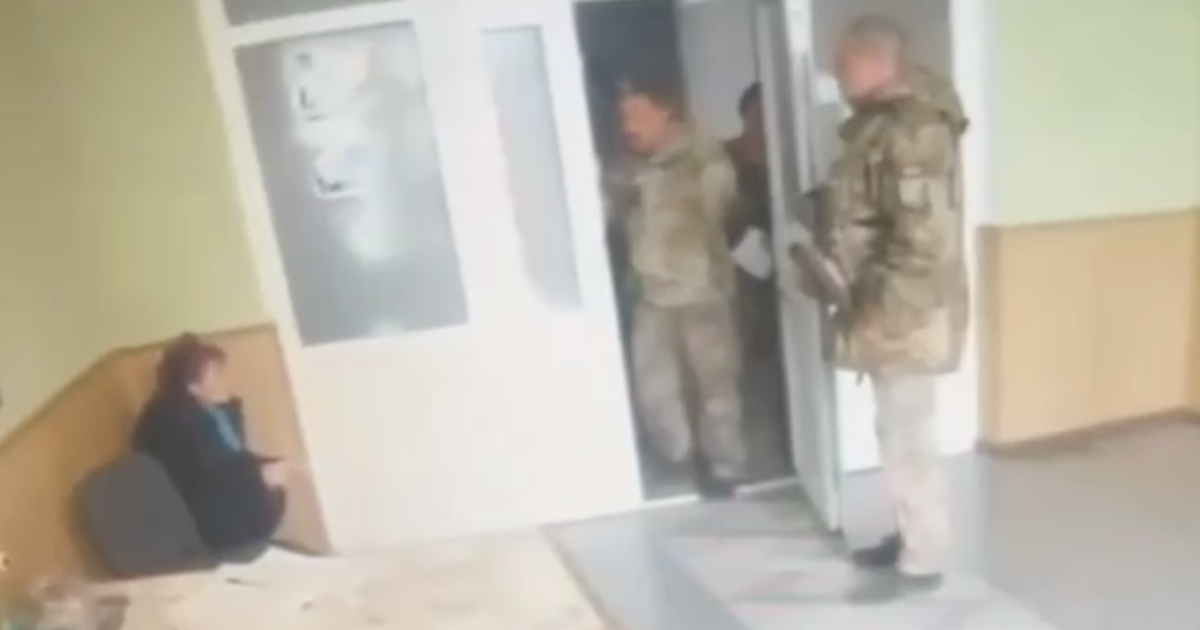 На Хмельниччині стався скандал із активісткою у приміщенні військкомату / Фото: скриншот