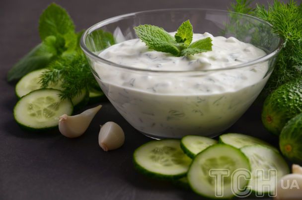 Соус из йогурта с огурцом и чесноком / © Credits