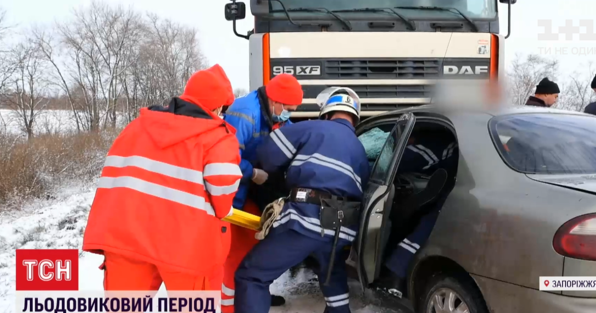 Десятки ДТП и изуродованные машины: каких хлопот доставил снегопад на дорогах Украины