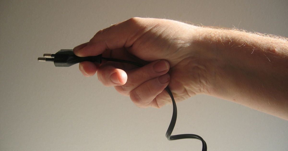 На Днепропетровщине мужчину ударило током, когда он прокладывал Интернет: потерпевший скончался