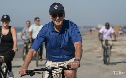 У поло та стильних окулярах: Джо Байден знову сів на велосипед і проїхався пляжем Кіава
