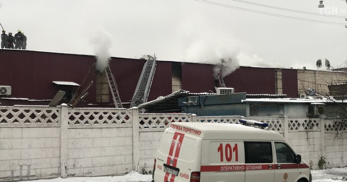 У Києві кілька годин не можуть загасити продуктову базу
