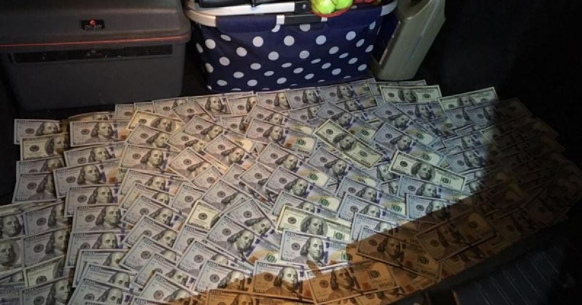 У машині одного з фігурантів справи знайшли 22 тисячі доларів.