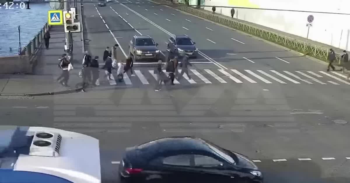 У Санкт-Петербурзі автомобілі влетіли у людей на пішохідному переході, є постраждалі