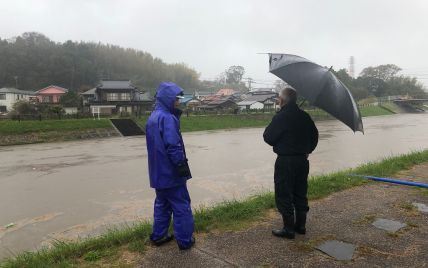 Японією пронісся потужний торнадо: вітер перевертав автомобілі
