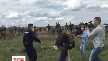 В Угорщині звільнили з роботи оператора Петру Ласло, що поставила підніжку біженцю з дитиною