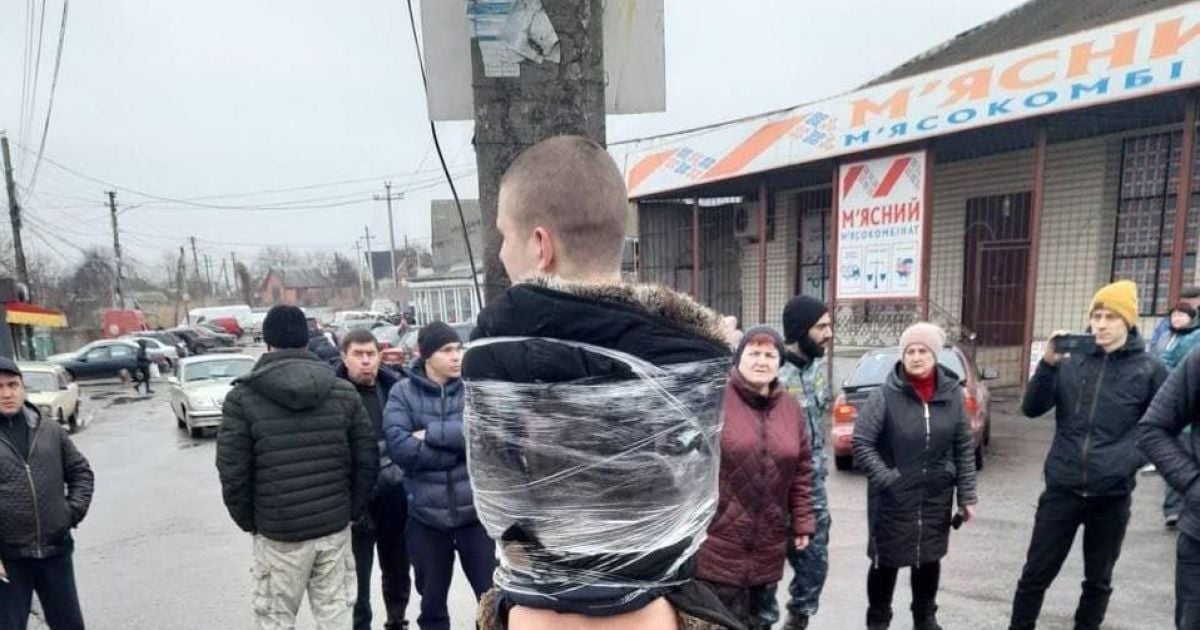 Спустили трусы и примотали к столбу: в Днепре поймали и наказали мародера (фото)
