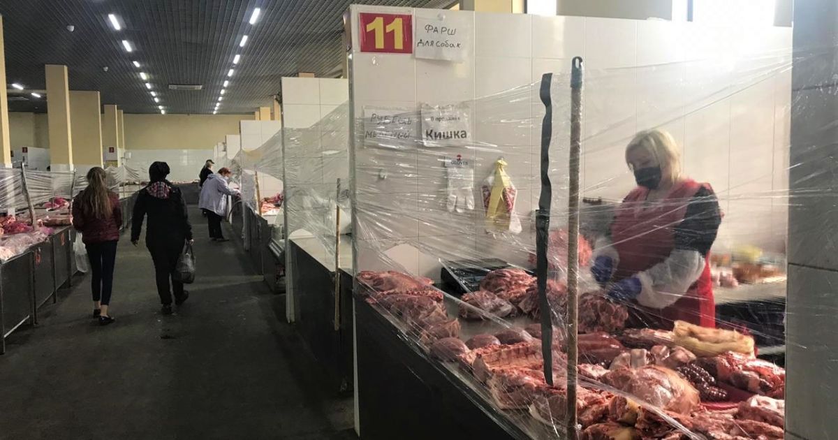 З антисептиками, дистанцією та прозорими бар'єрами: у Івано-Франківську відновив роботу центральний ринок