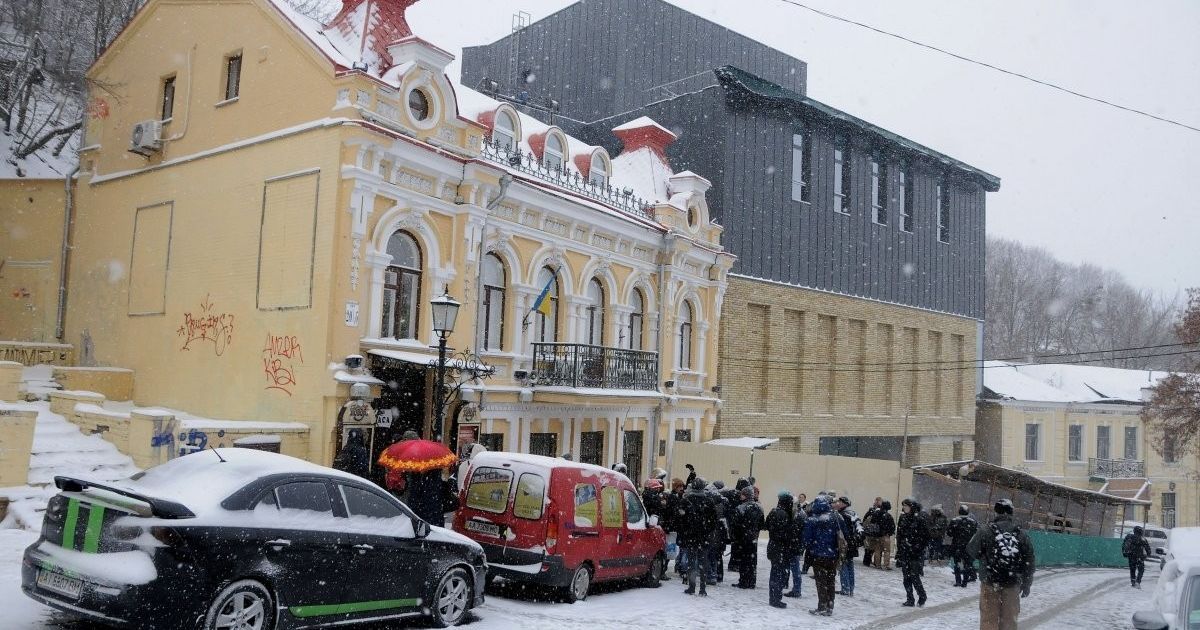 Архітектори придумали несподіване рішення, як "сховати" чорний театр на Андріївському узвозі в Києві