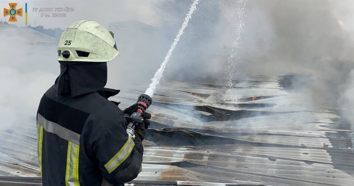 Пожежа у Києві на Куренівській локалізована, але є ускладнення / © Управление ГСЧС Киева