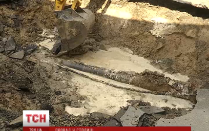 На місці прориву труби у центрі Києва утворилася двометрова яма