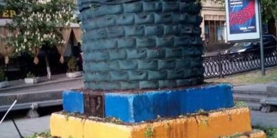 Видеокамеры сняли вандалов, уничтоживших зеленую инсталяцию на постаменте от памятника Ленину в Киеве