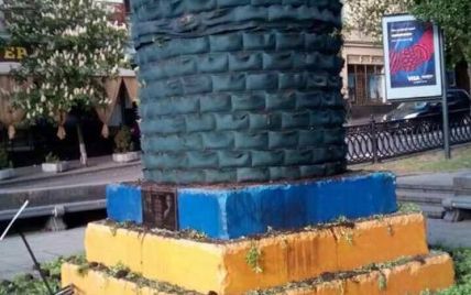В центре Киева уничтожили зеленую инсталляцию из пряных трав на постаменте от памятника Ленину