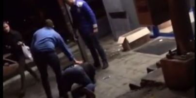 Охоронці київського супермаркета жорстоко побили чоловіка ногами через крадіжку товару