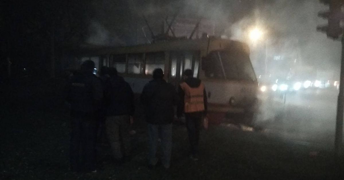 В Одесі спалахнув трамвай із пасажирами й заклинило двері – через тисняву й дим є травмовані