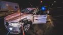 В Киеве водитель BMW X5 протаранил крышей отбойник, убегая от полиции