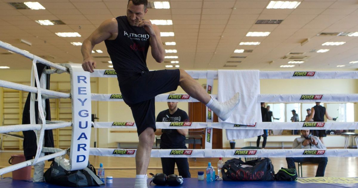 Кличко травмировался и сможет выйти на ринг лишь в 2017 году – СМИ