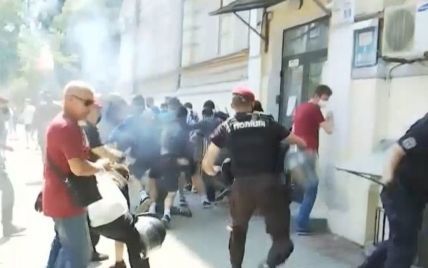 Схватки и газовые шашки: под Офисом президента произошли столкновения между митингующими
