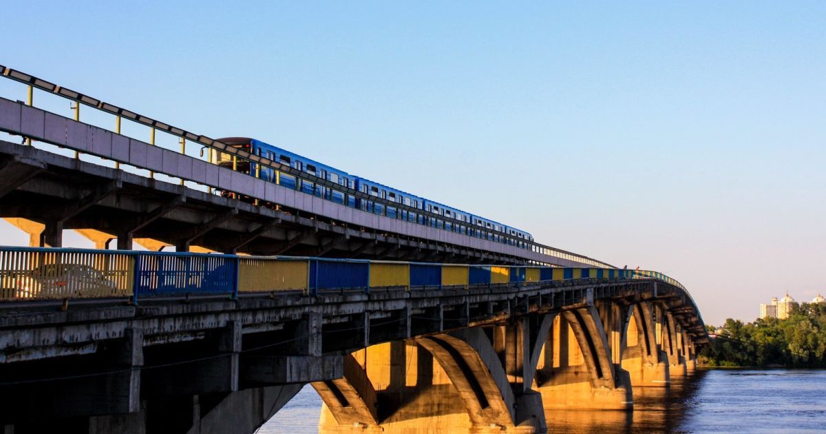Из-за угрозы обломков от уничтоженных ракет и дронов метро на поверхности не работает.