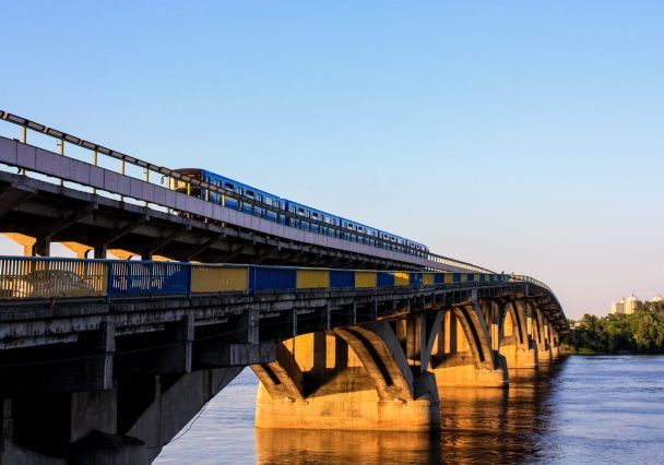 На мостах Патона та Метро зафіксували критичні пошкодження / © 