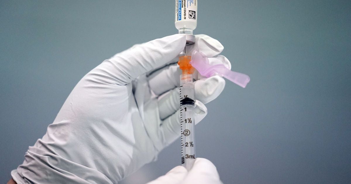 Johnson & Johnson призупинила виробництво вакцини від коронавірусу: в чому причина