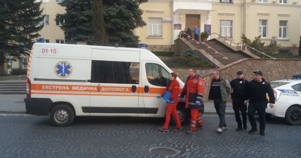 У Луцьку чоловік під міськрадою погрожував себе спалити, якщо не зустрінеться з Зеленським - ЗМІ