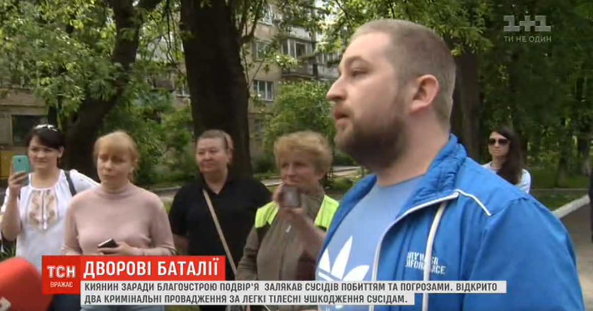 Житель столичной многоэтажки держит в страхе жителей нескольких домов, потому что обустроил двор