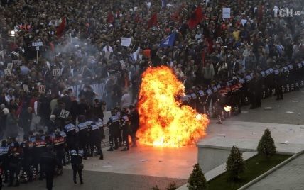 В Албании разгорелся антиправительственный протест: в здания ведомств летят коктейли Молотова