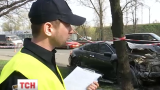 У Києві водій на високій швидкості зачепив дві машини, а в третю - врізався