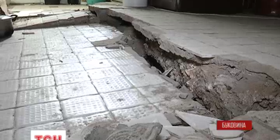 Зсув пошкодив будинки у Чернівцях і залишив людей без світла, води і газу