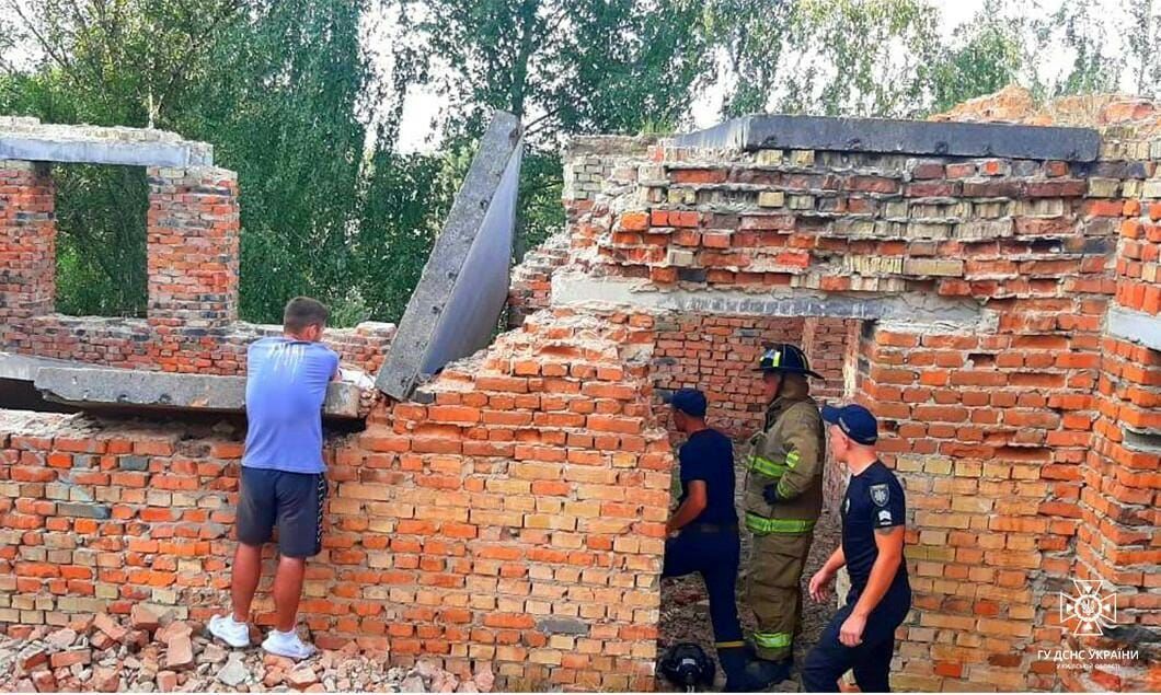 Руку девочки деблокировали из-под панельной плиты с помощью гидравлического разжима и гидравлического домкрата / ©