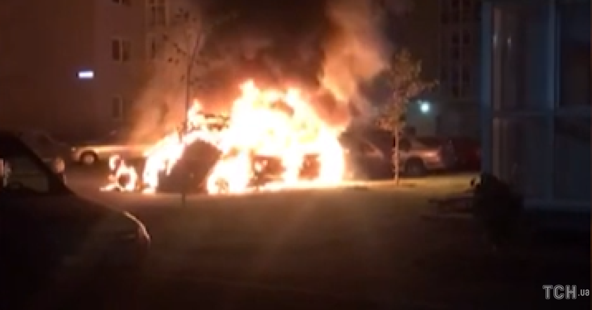 В Киеве на парковке сгорели три автомобиля, соседи предполагают поджог