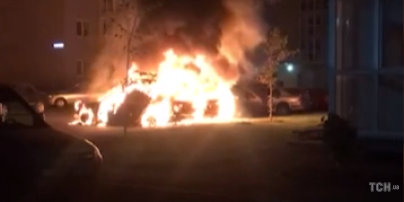 В Киеве на парковке сгорели три автомобиля, соседи предполагают поджог