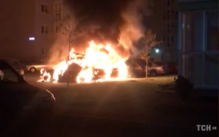 В Киеве на парковке сгорели три автомобиля, соседи предполагают поджог