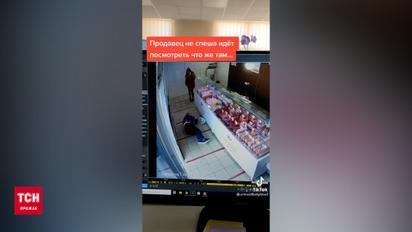 В Харькове продавщица не помогла упавшей на пол женщине