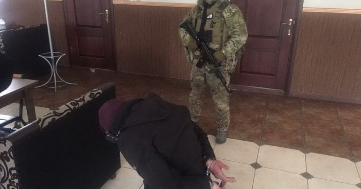На Хмельниччині СБУ затримала банду рекетирів під час "вибивання" грошей з підприємця