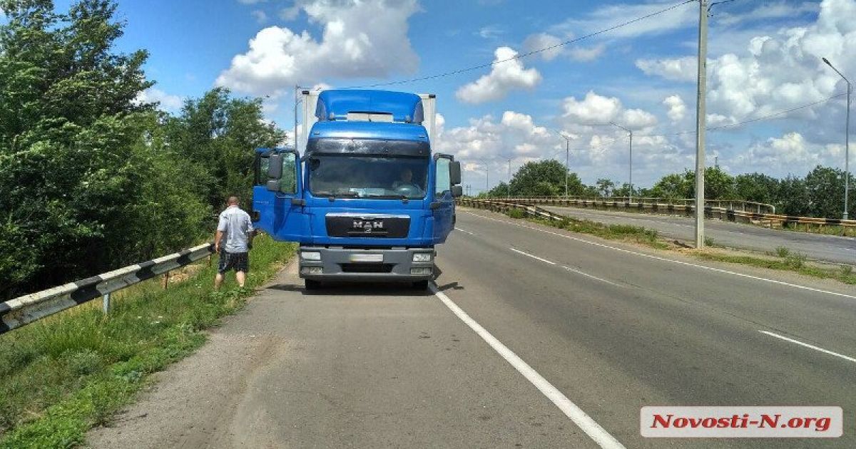 На Миколаївщині водій Fiat Doblo заснув і заїхав під вантажівку, постраждали діти