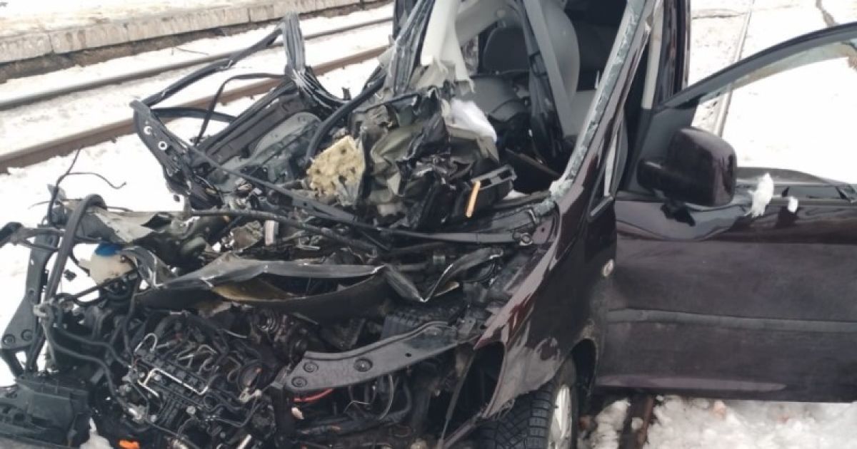 Во Львовской области столкнулись автомобиль и пассажирский поезд: погиб мужчина и его 8-летняя дочь