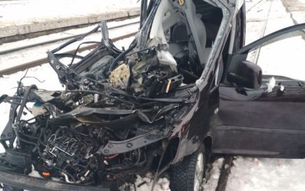 На Львівщині зіткнулись автомобіль та пасажирський поїзд: загинув чоловік і його 8-річна донька 