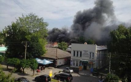 Клуби чорного диму видно за кілометри: у Харківській області спалахнула масштабна пожежа