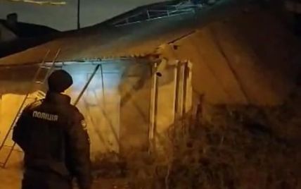 В Одесі озброєний сокирою психічно хворий під час спроби затримання збив поліцейського камінням з даху