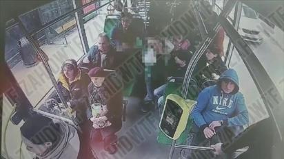 Во Львове неадекватный мужчина избил палкой девочку в троллейбусе