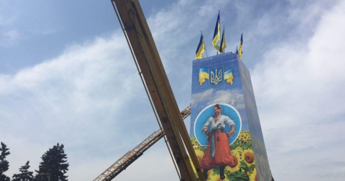 У Запоріжжі на постаменті замість Леніна з'явився бравий козак