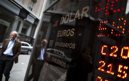 Обвал экономики Аргентины из-за выборов президента. Национальная валюта и биржа снова обвалились