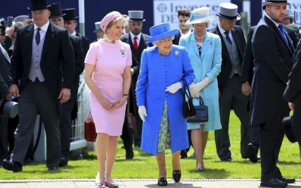 В голубом пальто и цветочном платье: королева Елизавета ІІ на скачках