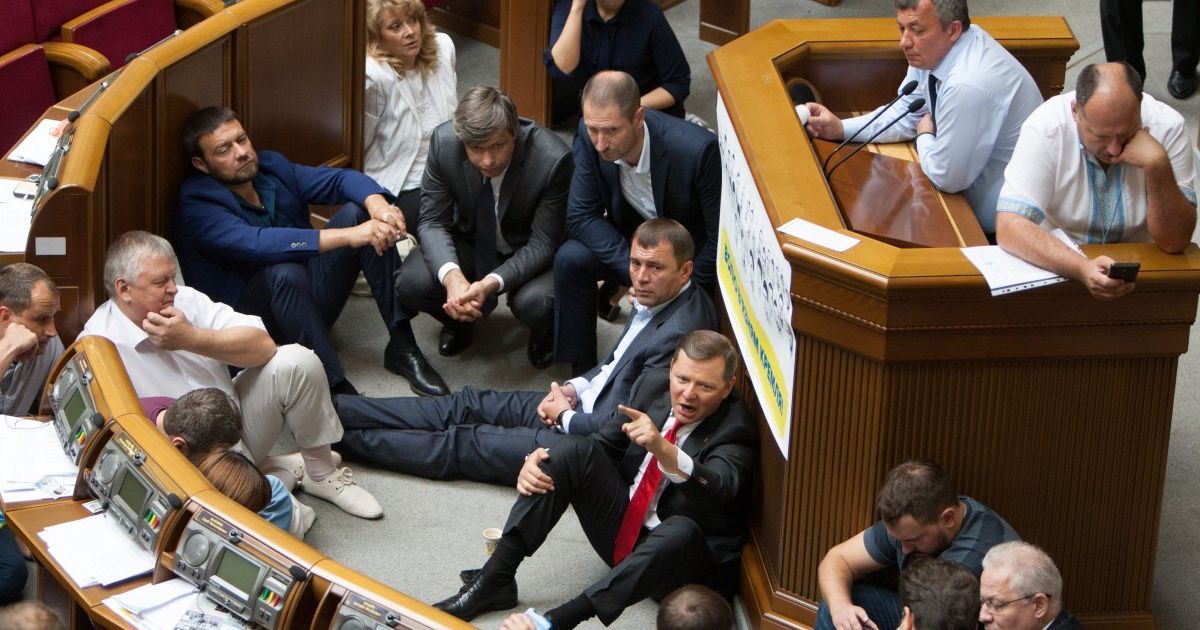 Рада із сидячими страйкарями схвалила низку законів і відмовилася йти у відпустку