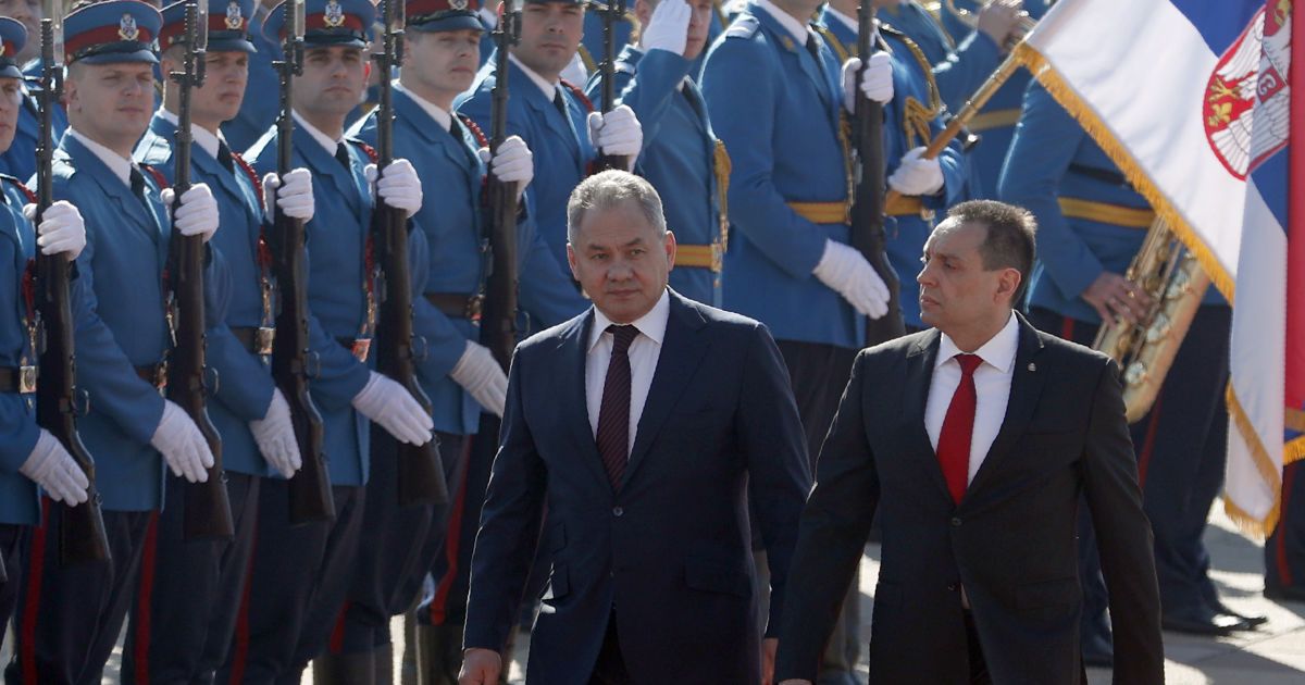 Сергей Шойгу и Александар Вулін на параде в Москве