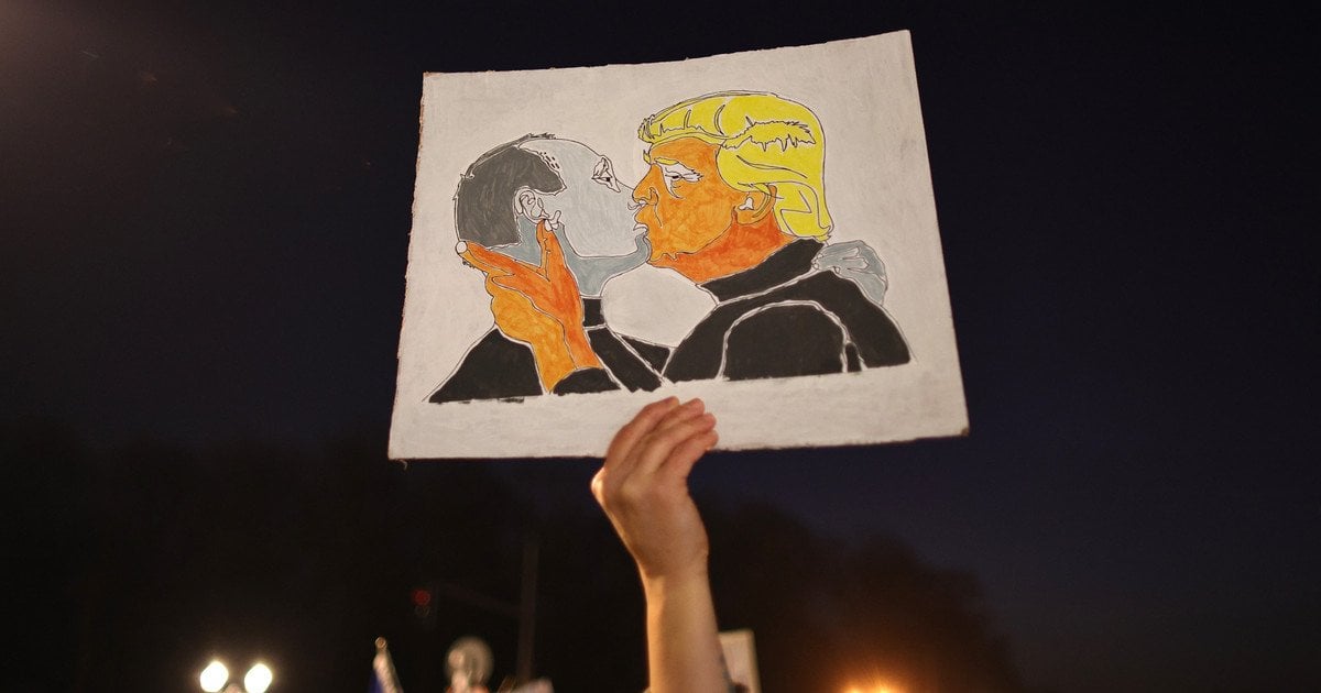 Плакат із зображеннями Володимира Путіна і Дональда Трампа