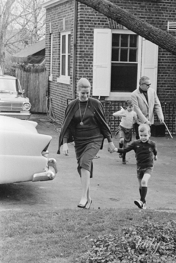 Грейс Келлі з сином Альбером і князь Реньє з дочкою Кароліною / © Getty Images